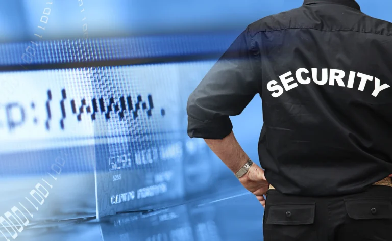 Εκπαιδευόμενος με στολή security μπροστά από οθόνη ψηφιακής ασφάλειας